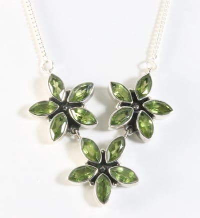 Zilveren ketting met peridoot