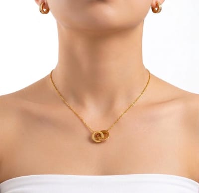 Goudkleurige ketting en oorbellen set voor dames met dubbele cirkel hanger