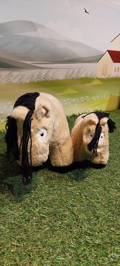 Crafty Ponies Paarden Knuffel - Paarden Speelgoed - Knuffel - Voor kind & baby - Pluche Paarden - Knuffelbeest - Speelgoed Kind - Stuffed Animal - 35cm - Valk
