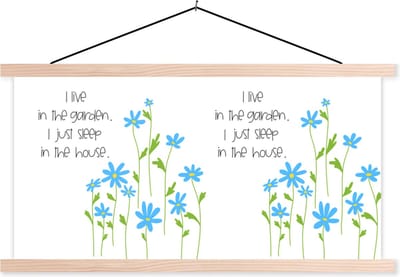 Posterhanger incl. Poster 120x60 cm - Schoolplaat - Spreuken - Quotes - I live in the garden I just sleep in the house - Textielposter - Blanke latten