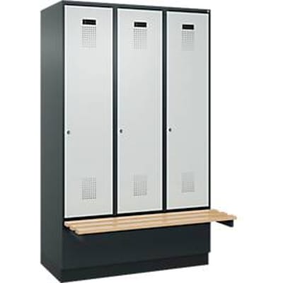 C+P Evolo Plus garderobekast, 3 vakken van elk 400 mm breed, sokkel, zwevende bank, B 1200 x D 815 x H 1950 mm, cilinder, antracietgrijs/lichtgrijs