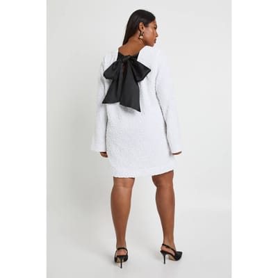 boohoo Dames Plus Pailletten Fluweel Strikrug Shiftjurk | Wit | Maat: 46