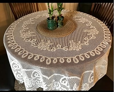 Wit polyester tafelkleed met bloemenmotief en kant, 180 cm