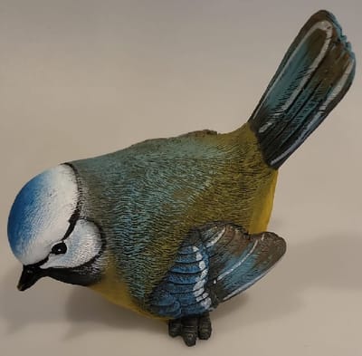 Een leuke vogel 11 x 8cm als decoratie in je huis, serre of tuinkamer. Een mooie koolmees in de kleuren blauw en geel. Erg leuk om te kopen voor jezelf of te geven als cadeau.