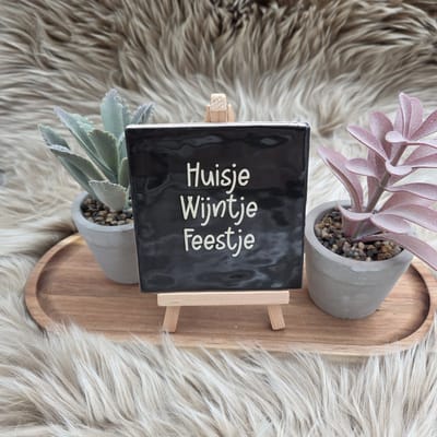 CreaCraft - Robuust Wenstegeltje – huisje wijntje feestje - Hip trendy tegeltje –Housewarmingcadeau of zomaar – 10x10 cm – Wanddecoratie –Sfeervol en Persoonlijk - Vriend(in) – Trendy nu – Decoratief Tegeltje met Standaard – Cadeau Idee