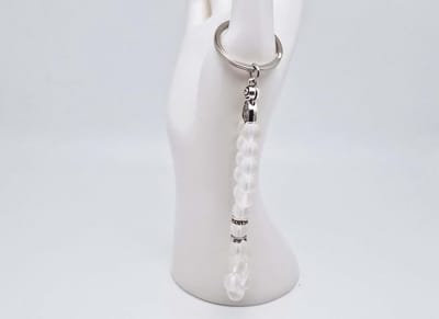 Handgemaakte Herinnering Sleutelhanger van natuursteen " Selenite" en metaal - diameter kralen 8mm - Aantal stenen 19 - Een mooi cadeau-idee en een bijzonder aandenken