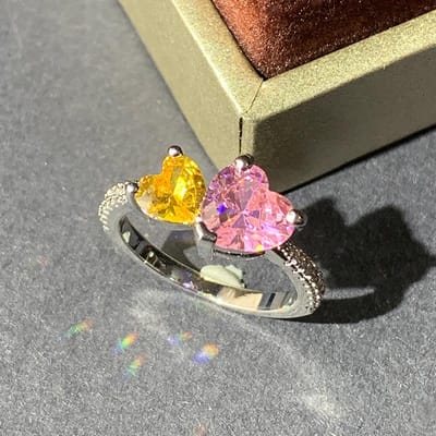Prachtige en charmante roze perzik hartvormige ring met gesimuleerde diamanten klauwen gezet in zirkoon, een originele ring voor dames met een waterdruppelvormige diamant en roségouden kleurscheiding. No. 10 beige