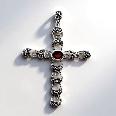 Cavill - Zilveren Hanger - 925 Sterling Zilver - Mozambique Granaat 0,6 ct Rond Slijpsel - 12 Marcasiet 0,18 ct - Elegante Kruishanger 60x35 mm