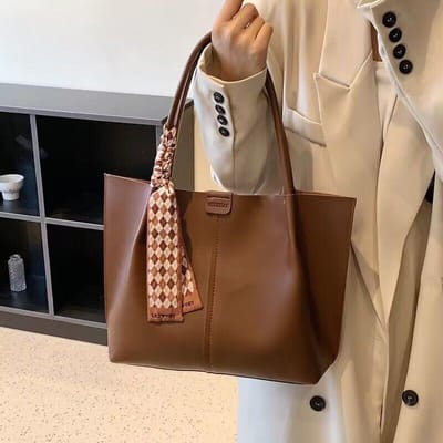 Sac à main pour femme Grande capacité Sac fourre-tout tendance et polyvalent Sac à main populaire avec foulard en soie Épaule Bandoulière 30*12*26cm café