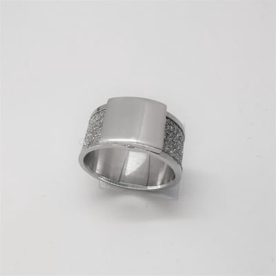 Prachtig brede dames edelstaal ring met Stardust die blinkerd als diamant en bovenop strakke vierkant zegel met ruimte om te graveren in maat 16.