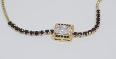 Armband met vierkantje en zwarte steentjes | goud gekleurd