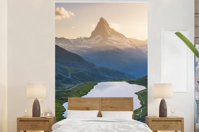 Behang - Fotobehang Matterhorn en het meer Stellisee bij zonsondergang op Wallis in Zwitserland - Breedte 160 cm x hoogte 240 cm