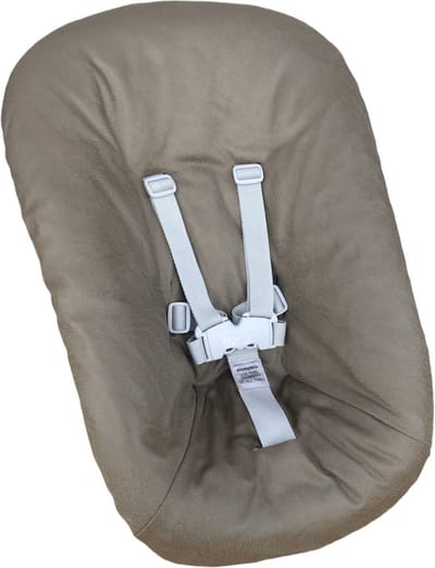 #50 newborn hoes, Leger groen suede look, Stokke Tripp Trapp. Ook geschikt voor Kidsmill Up.