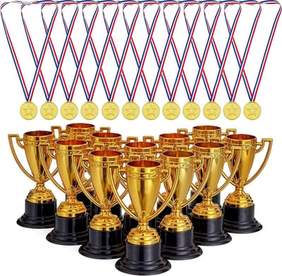 24 Stuks Trofeeën en Medailles voor Kinderen - Verjaardagsfeest, School Sportevenementen en Halloween Decoratie, Gastcadeaus en Beloningen