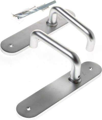 Deurkrukgarnituur aluminium op schild 45x210mm, D-model F1 afgerond model blind