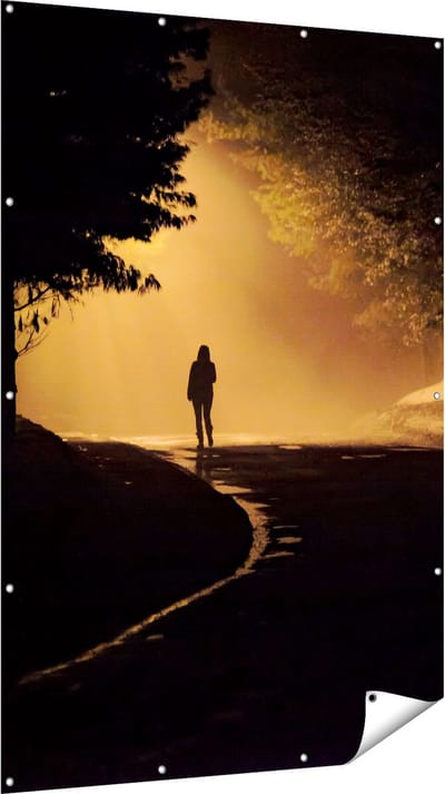 Gards Tuinposter Persoon op een Donkere Weg in het Bos - 120x180 cm - Tuindoek - Tuindecoratie - Wanddecoratie buiten - Tuinschilderij