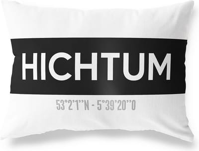 Tuinkussen HICHTUM - FRIESLAND met coördinaten - Buitenkussen - Bootkussen - Weerbestendig - Jouw Plaats - Studio216 - Modern - Zwart-Wit - 50x30cm