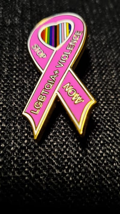 LAPEL PIN STOP LGBTQIA+ VIOLENCE NOW 'roos lintje' met hart in de LGBTQIA+ kleuren