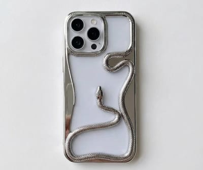 Zilverkleurig transparant telefoon hoesje geschikt voor iPhone 15 Pro – backcover met 3D slang detail, zacht TPU softcase met verhoogde rand en elektroplating afwerking