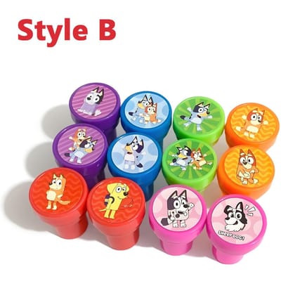 12 Stuks/Set Bluey Bingo Speelgoed Verzegelen Gelukssokken Muffin Anime Figuur Printen Kleurrijke Cartoon Postzegel Cadeau Voor Kinderen green