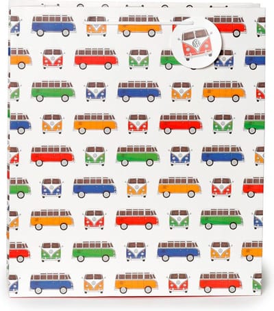 Als je uit cadeau tassen / verpakkingen moet kiezen dan is dit de juiste! Een grote en ruime tas met een prachtige print van diverse T1 volkswagens in verschillende kleuren! Een geweldige tas om cadeau te geven met leuke spullen erin.