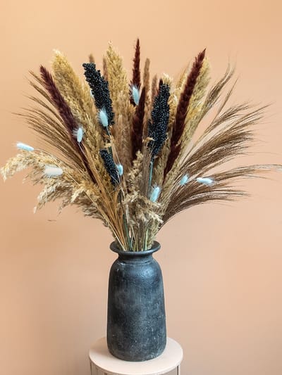 Boeket Sophia – Luxe droogboeket met pampas en donkere accenten – Roselin Deco