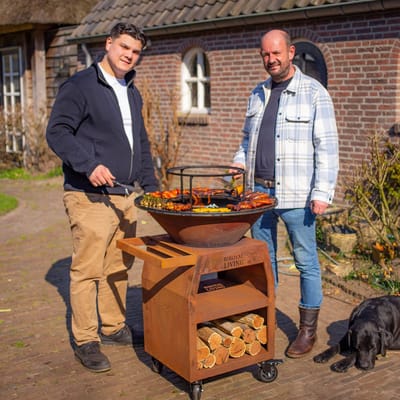 RJRoyal Living BBQ Plancha Grill Maestro Ø70cm Cortenstaal - Met Grote wielen en houtopslag vuurschaal