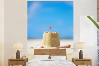 Behang - Fotobehang Zandkasteel - Strand - Schelpen - Zomer - Breedte 170 cm x hoogte 260 cm
