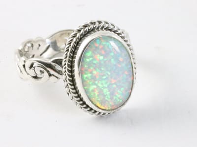 Traditionele bewerkte zilveren ring met welo opaal - maat 18