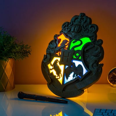 Hogwarts Crest Light met Toverstaf‑Afstandsbediening – Officieel Gelicentieerde Wizarding World Wand‑ & Vrijstaande Lamp- Paladone