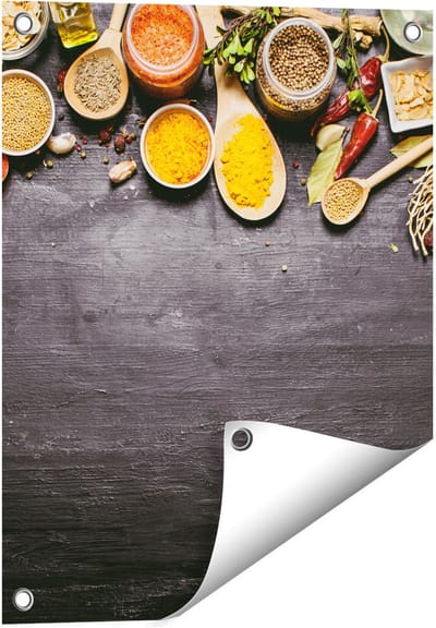 Gards Tuinposter Indiase Kruiden op een Zwarte Tafel - 40x50 cm - Tuindoek - Tuindecoratie - Wanddecoratie buiten - Tuinschilderij