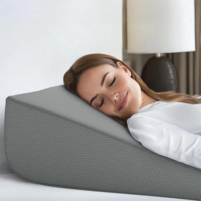 Bedwigkussen | Uniek gebogen ontwerp voor gebruik in meerdere posities | wigkussen van traagschuim om te slapen | Werkt voor rugsteun, been, knie | Inclusief hoes plus extra laken (donkergrijs)