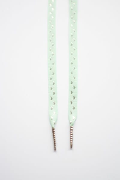 Schoenveters plat - mint groen met zilveren hartjes - 120cm met zilveren nestels veters voor wandelschoenen, werkschoenen en meer