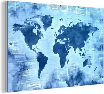 Wanddecoratie Metaal - Aluminium Schilderij Industrieel - Wereldkaart - Blauw - Krant - 120x80 cm - Dibond - Foto op aluminium - Industriële muurdecoratie - Voor de woonkamer/slaapkamer