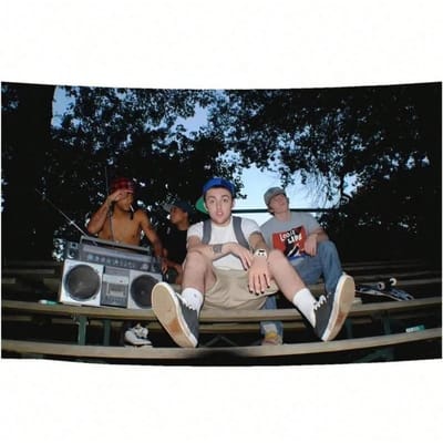 1 Stuk Mac Miller Hip-Hop Vintage Wandkleed, Polyester 2D Platte Muurhanger, Rap Fan Decoratie Voor Slaapkamer, Streetwear Sfeer Kamer Accent 60X90cm