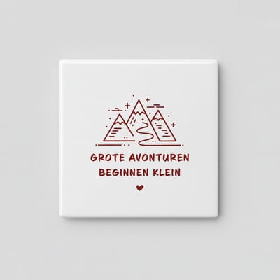 Inspirerende 15×15 cm Keramische Tegel – “Grote Avonturen Beginnen Klein” Berg Lijntekening Avontuur Wanddecoratie