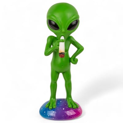 Dailygoods - Decoratieve figuur - Rokende alien - Handbeschilderd - 16,5 cm - Grappig rookcadeau - Intergalactische decoratie - Perfect voor elke gele