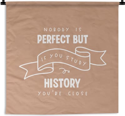 Wandkleed - Wanddoek - Quote - Geschiedenis - Studeren - 180x180 cm - Wandtapijt