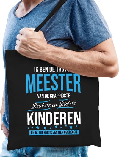 Trotse meester katoenen cadeau tasje zwart voor heren - wit en blauwe letters - verjaardag / kado tassen / bedankje - cadeautas voor leraar / onderwijzer / leerkracht