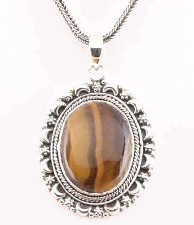 Bewerkte zilveren hanger met tijgeroog aan vossenstaart ketting