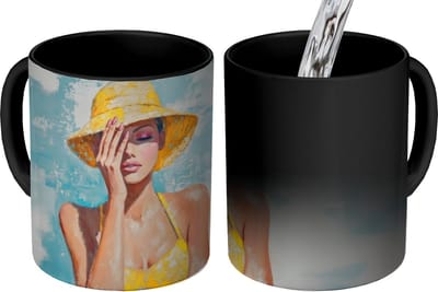 Magische Mok - Foto op Warmte Mokken - Koffiemok - Schilderij - Vrouw - Hoed - Geel - Magic Mok - Beker - 350 ML - Theemok