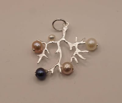 Zilveren hanger tak met 4 parels - sterling zilver hangertje tak met zoetwater parels wit, creme en zwart - leuke takken hanger van 925 zilver - vrouwelijke natuur hanger - sierlijke bedel voor aan ketting takje