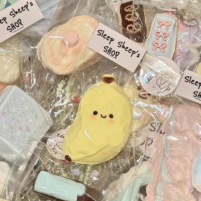 Taba Banane Squishy Jouet à Presser - Mignon Jouet Sensoriel Anti-Stress Fidget pour Enfants Adultes Nourriture Fausse Molle Cadeau Farce pour Anniversaire beige
