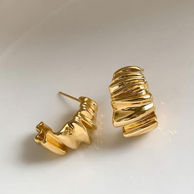 Boucles d'oreilles vintage à motif d'ondulations d'eau, boucles d'oreilles irrégulières pliées en forme de vague, boucles d'oreilles tendance géométriques brillantes pour femmes. doré