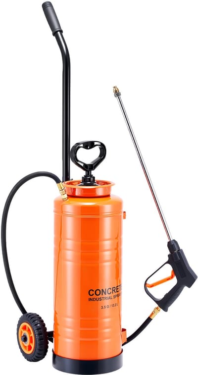 Industriële betonspuit met verrijdbaar onderstel, roestvrijstalen tank van 13,2 liter, duurzame Tri-Poxy-pomp, 52 cm lange spuitlans, slangen van 122 cm en 305 cm, 2 messing spuitmonden voor bouw-, gazon- en tuintoepassingen