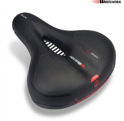 Wheelvera – Fietszadel met Gel – Breed Comfort Fietszadel met Uitsparing tegen Zadelpijn – Ergonomisch Gel Zadel voor E-bike, Stadsfiets en MTB – Schokdempend en Waterbestendig – Inclusief Zadelstrop – Extra Breed 21 cm – Zwart/Rood – 25x21 cm