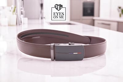 Bruine 150 cm lange lederen riem zonder gaatjes met automatische gesp voor heren met een maatje meer ( Model N097 )
