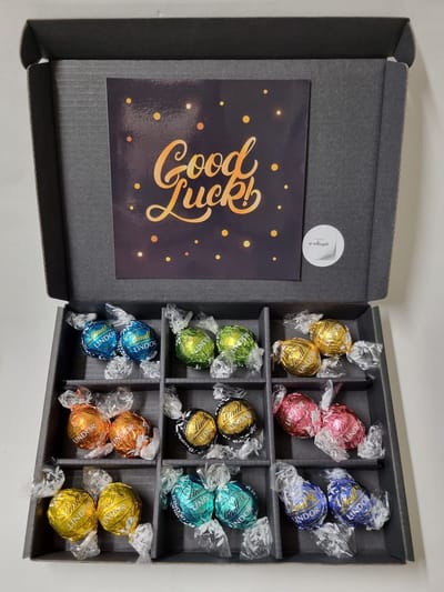 Chocolade Ballen Proeverij Pakket | Chocolade pakket met 9 verschillende chocolade smaken kwaliteits chocolade met Mystery Card 'Good Luck' (met persoonlijke videoboodschap) | Cadeaupakket | Feestdagen box | Chocolade cadeau | Valentijnsdag
