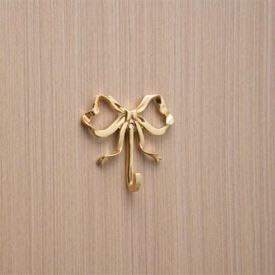 Een stijlvolle gouden roestbestendige vlinderhaak voor gebruik in slaapkamers, badkamers en andere plaatsen. Small goud