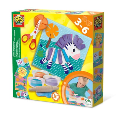 SES - Klei vormen knippen - 3 kleuren klei (3x40g) - met veilige kinderschaar en herbruikbare klei kaarten - glutenvrij
